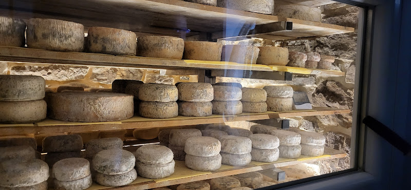 La Lleldiría-Fermentería De Los Valles Pasiegos quesería en Merilla